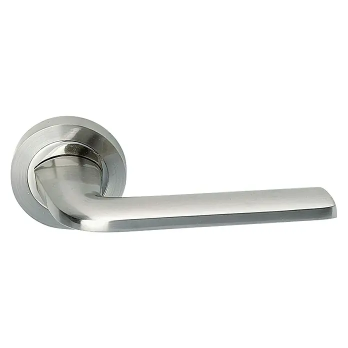 GDK Conjunto de picaporte A01 677A - Largo: 12 cm, Aluminio - Primer plano de una manija de puerta moderna de acero cepillado con un diseño de roseta redonda, que combina elegancia y funcionalidad.