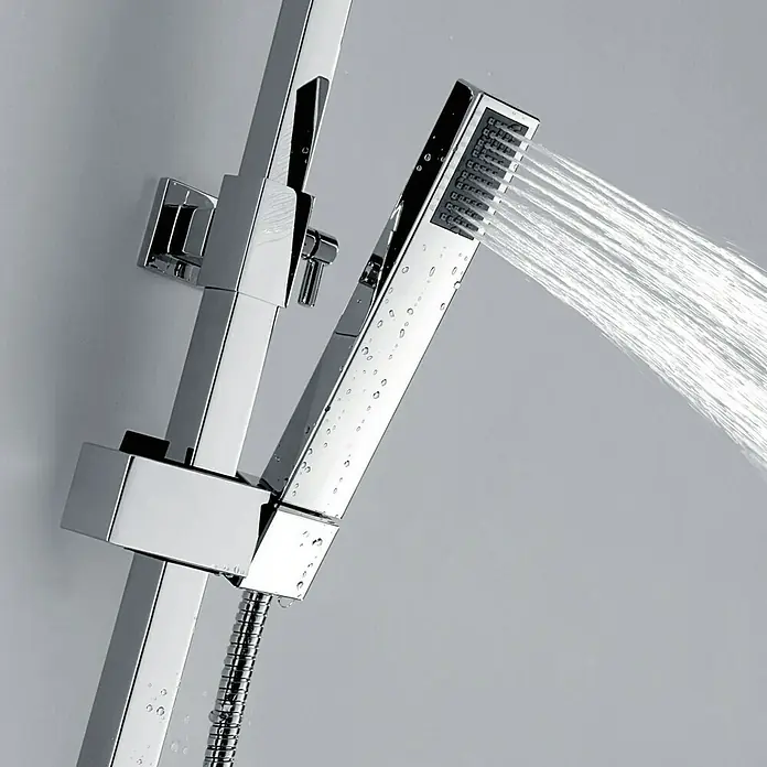 Imex Sistema de ducha Bremen - Con grifo monomando, Distancia entre orificios: 15 cm, Número de tipos de chorro: 1 ud., Cromo - Primer plano de un cabezal de ducha cuadrado con agua fluyendo y una barra de ducha con un acabado brillante, ideal para un baño moderno.