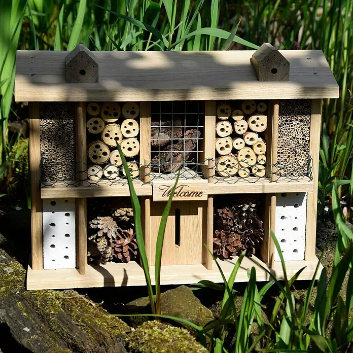 Dobar Insektenhotel Landsitz Superior47 x 12,5 x 34 cm, Eiche - Ein detailreiches Insektenhotel aus Holz mit verschiedenen Füllmaterialien, um Insekten einen sicheren Unterschlupf zu bieten.
