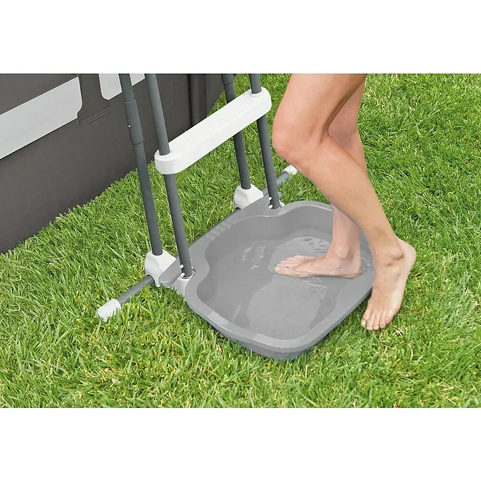 Intex Fußbad - Geeignet für: Intex-Leitern, 56 x 46 x 9 cm - Fußwaschbecken unter einer Schwimmbadleiter mit einer Person, die ihre Füße wäscht, um das Becken sauber zu halten.