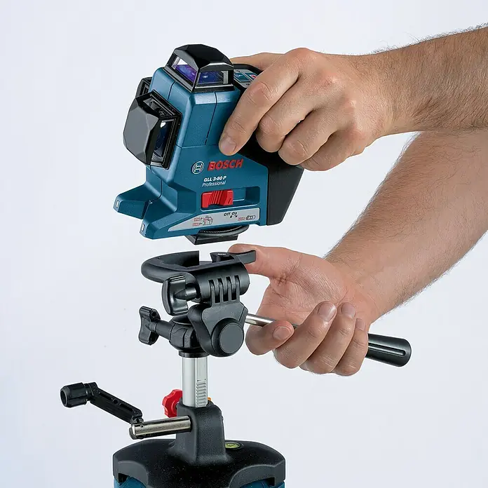 Bosch Professional Stativ BT 250 - Höhenverstellung: 97,5 cm - 250 cm, Stativ-Gewinde: ¼″ - Der Bosch GLL 3-80 P Professional Linienlaser wird auf einem Stativ montiert, um präzise Ausrichtung für Bau- und Renovierungsprojekte zu gewährleisten.