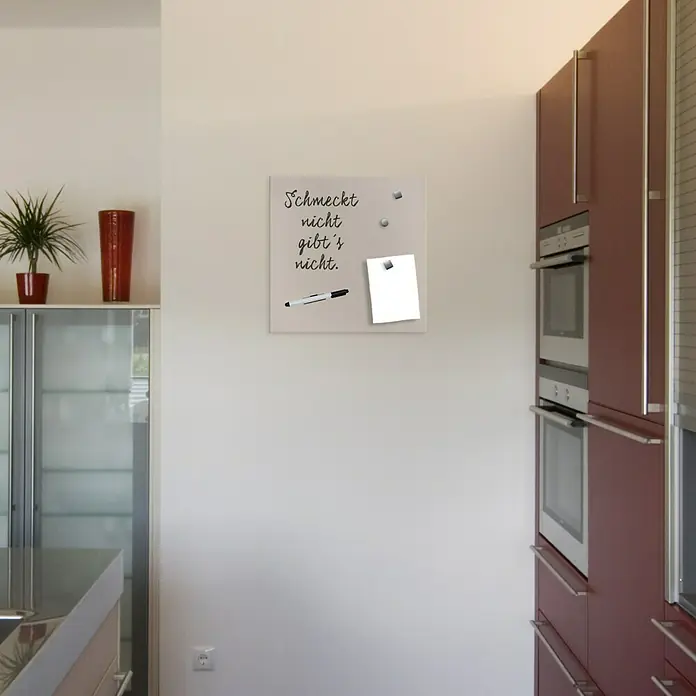 ProArt Memoboard - Beige, 50 x 50 cm - Ein stilvolles Whiteboard mit dem Spruch "Schmeckt nicht, gibt's nicht", einem Stift und einer Notiz in einer modernen Küche.