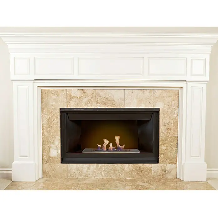 Purline Bloque de combustión F9690 - 90 x 15 x 8 cm, Acero inoxidable - Una elegante chimenea de gas con una repisa blanca y un revestimiento de mármol sintético crea un ambiente cálido en la habitación.