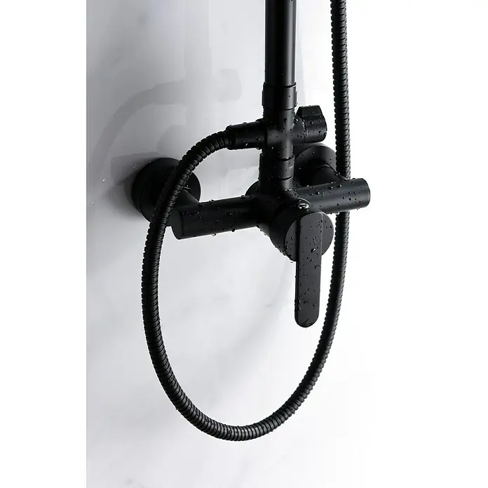 Camargue Sabati Sistema de ducha - Con grifo monomando, Negro - Primer plano de un elegante grifo de ducha negro mate con manguera y gotas de agua, destacando su diseño moderno y funcionalidad.