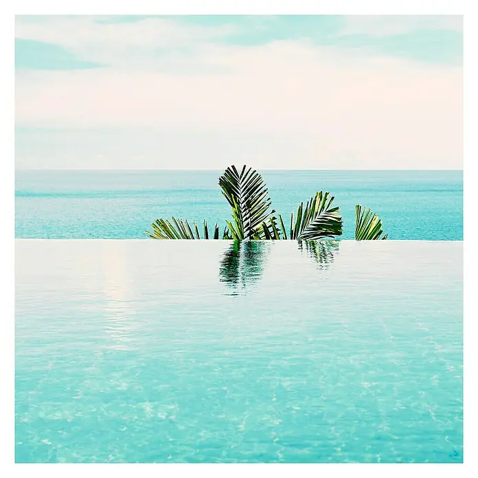 Cuadro de vidrio Infinity pool - Piscina, An x Al: 90 x 90 cm - Piscina infinita con vistas al mar enmarcada por palmeras. Aguas turquesas para unas vacaciones relajantes.