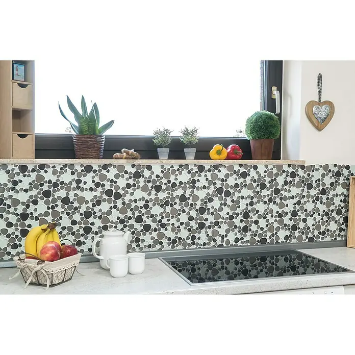 Mosaikfliese Kiesel Crystal Mix XCM PG66 - 29,9 x 29,9 cm, Braun/Beige/Weiß, Glänzend - Nahaufnahme einer Küche mit auffälligen Pebble Mosaikfliesen in Grau- und Weißtönen als Spritzschutz.
