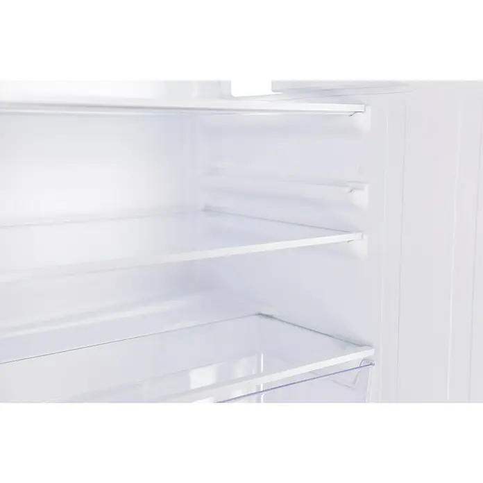 Respekta Einbaukühlschrank KS88.44-10 - Nutzinhalt Gesamt: 112 l, 54,5 x 54 x 87,5 cm, Weiß - Innenansicht eines leeren, weißen Kühlschranks mit mehreren Regalen und einer Schublade. Ideal für die Präsentation von Lebensmitteln und Getränken.