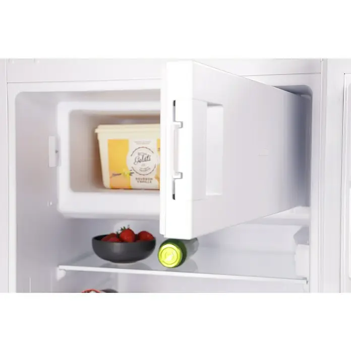 Respekta Einbaukühlschrank KS88.44-10 - Nutzinhalt Gesamt: 112 l, 54,5 x 54 x 87,5 cm, Weiß - Kühlschrank mit Behälter Eis, Erdbeeren in einer Schüssel und einer Dose Getränk für die Erfrischung.