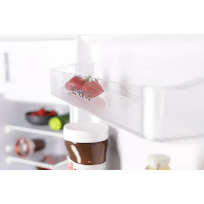 Respekta Einbaukühlschrank KS88.44-10 - Nutzinhalt Gesamt: 112 l, 54,5 x 54 x 87,5 cm, Weiß - Innenraum eines Kühlschranks mit Erdbeeren, Nutella und anderen Lebensmitteln, die ordentlich auf den Regalen angeordnet sind.