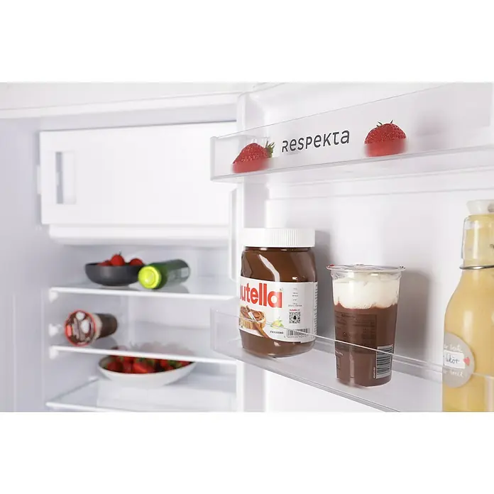 Respekta Einbaukühlschrank KS88.44-10 - Nutzinhalt Gesamt: 112 l, 54,5 x 54 x 87,5 cm, Weiß - Kühlschrank mit Nutella, Joghurt, Likör und Erdbeeren. Der Kühlschrank ist mit Leckereien gefüllt und bereit zum Genießen.