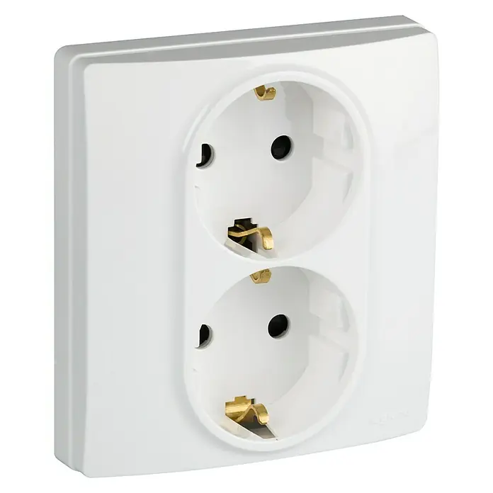 Legrand Niloé Enchufe doble con protección infantil - Blanco, Plástico, Montaje en la pared - Primer plano de un enchufe doble blanco. Es limpio y moderno, diseñado para el uso doméstico diario.