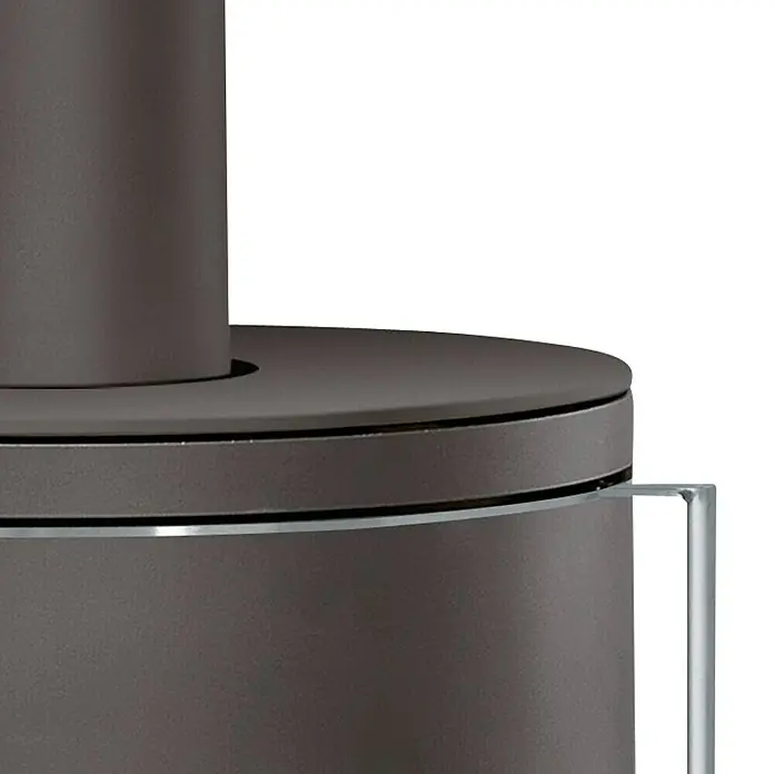 Justus Kaminofen Faro 2.0 - 6 kW, Raumheizvermögen: 115 m³, Verkleidung: Stahl, Schwarz - Detailaufnahme einer modernen, grauen Tischleuchte, die durch ihr minimalistisches Design und die hochwertige Verarbeitung besticht.