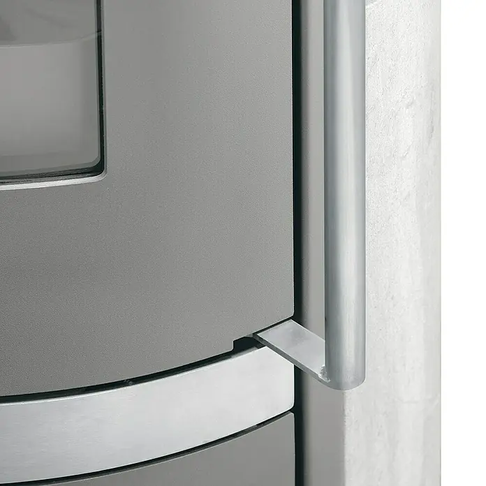 Justus Kaminofen Faro Aqua 2.0 - 8,5 kW, Raumheizvermögen: 200 m³, Material Verkleidung: Speckstein, Schwarz/Speckstein - Nahaufnahme eines modernen Kühlschranks mit Edelstahlgriff und grauer Oberfläche, der ein elegantes Küchendesign unterstreicht.
