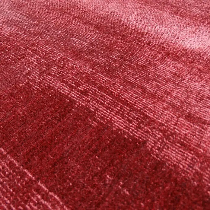 Kayoom Kurzflorteppich Luxury - Violett, 230 x 160 cm, 100 % Viskose - Nahaufnahme eines luxuriösen, roten Teppichs mit weicher Textur, ideal für eine warme und einladende Atmosphäre.