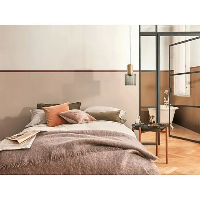 Bruguer Pintura para efectos decorativos metalizada objetos - Oro, Brillante, 125 ml - Dormitorio con una cama acogedora con almohadas y una manta, una mesita de noche y una vista de un baño con bañera.