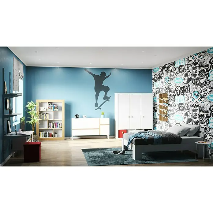 Phönix Wandregal-Set Staxx Büro - L x B x H: 62 x 85 x 223 cm, Traglast Einlegeboden: 20 kg, Weiß/Grau - Jugendzimmer mit weißem Bett und Schrank, Schreibtisch und Bücherregal. An der Wand ist ein Skateboard-Aufkleber zu sehen.