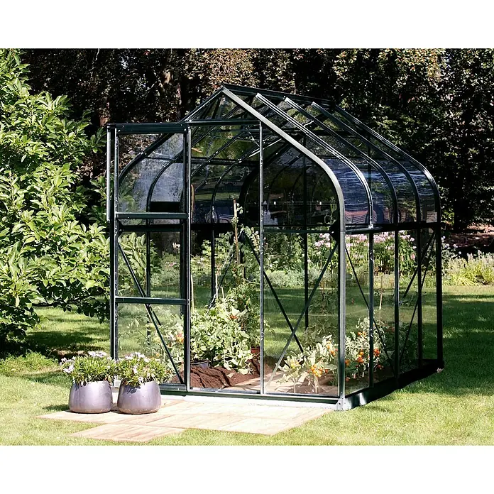 Vitavia Gewächshaus Orion 5000 - Außenmaß inkl. Dachüberstand (B x T): 202 x 257 cm, 3 mm, Schwarz - Ein Gewächshaus aus Glas mit Pflanzen darin, umgeben von einem Garten.