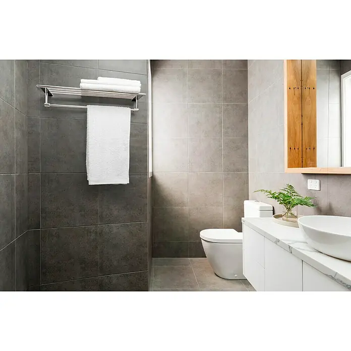 Tatay Aluminium Portatoallas - Con barra toallero - Elegante baño con toallero de acero inoxidable, toallas blancas y accesorios modernos.