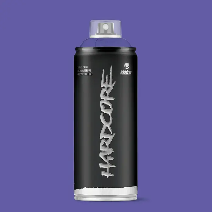 mtn Pintura decorativa en spray Hardcore - Violeta azulado, Brillante, 400 ml - Una lata de pintura en aerosol Montana Colors Hardcore en morado, con cuerpo negro y letras plateadas. Ideal para grafitis y proyectos artísticos.