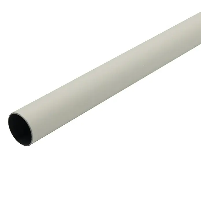 Expo Ambiente Gardinenstange - Elfenbein, Länge: 240 cm, Durchmesser: 20 mm - Nahaufnahme eines grauen Metallrohrs, das sich diagonal über einen weißen Hintergrund erstreckt und dessen Innenseite schwarz ist.