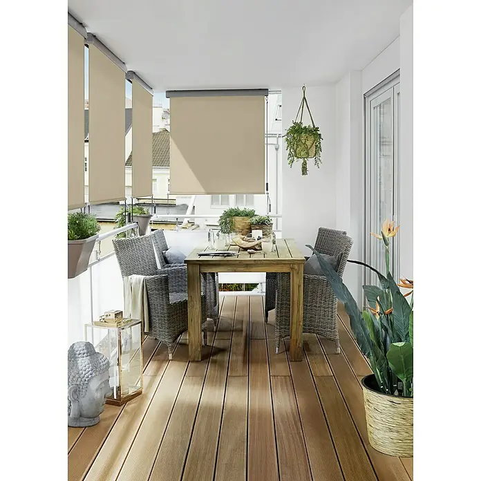 Sunfun Balkonverschattung - Beige, Breite: 1,4 m, Ausfall: 2,5 m - Terrasse mit beigen Rollos, Holztisch und geflochtenen Stühlen. Entspannter Außenbereich mit Sonnenschutz und stilvoller Dekoration.