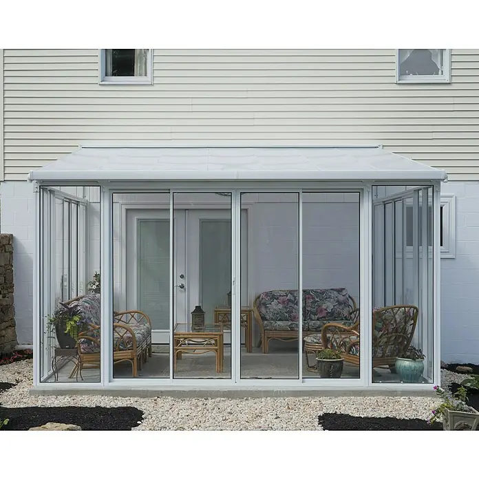 Palram – Canopia Wintergarten San Remo - B x T x H: 4,25 x 4 x 3,1 m, Verkehrsweiß - Eine Veranda mit weißen Rahmen und Schiebetüren, die einen gemütlichen Sitzbereich im Freien schafft und vor Witterungseinflüssen schützt.