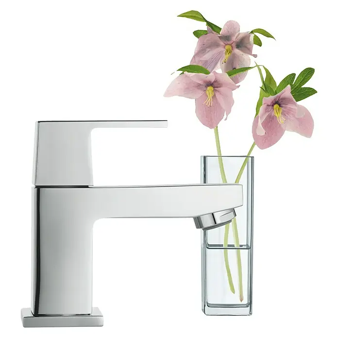 Grohe Eurocube Kaltwasser-Standventil XS-SizeChrom, Glänzend - Verchromter Wasserhahn mit klaren Linien, elegant präsentiert neben einer Vase mit zarten rosa Blüten. Stilvolles Baddesign für moderne Ansprüche.