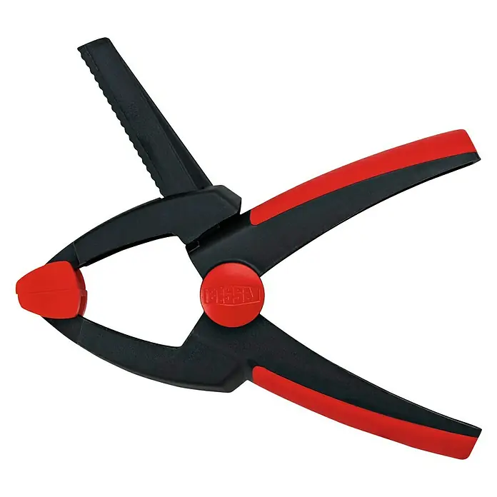 Bessey Federzwinge Clippix Vario XV 3-50 - Spannweite: 50 mm, Spannkraft: 80 N, Ausladung: 37 mm - Abgebildet ist eine Federklemme von BESSEY, ein nützliches Werkzeug zum Fixieren von Werkstücken. Die Klemme ist schwarz-rot und hat eine Spannweite.