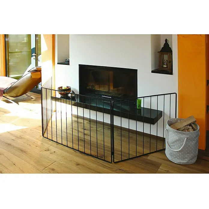 Lienbacher Barrera de seguridad - An x Al: 280 x 74 cm, Negro - Rejilla de seguridad para chimenea de metal negro de tres piezas delante de una chimenea y un cesto de leña.