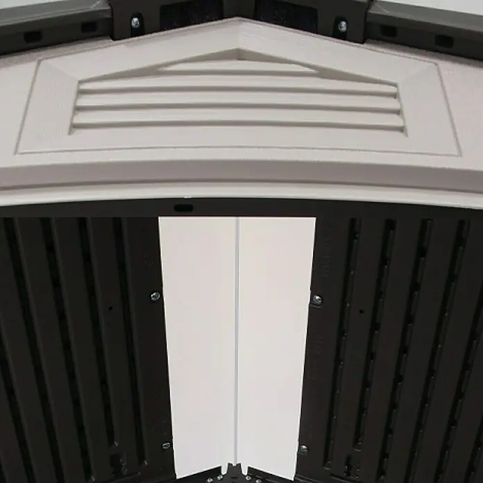 Gerätehaus Phoenix - Außenbreite inkl. Dachüberstand: 206 cm, Außentiefe inkl. Dachüberstand: 280 cm, Kunststoff, Lichtgrau/Anthrazit - Detailaufnahme der Dachkonstruktion eines Gartenhauses, zeigt Lüftung und Innenausbau.