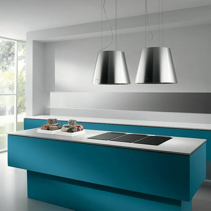 Turboair Campana para isla Gioia - Ancho: 50 cm, Máx. Potencia del ventilador en modo extracción: 581 m³/h, Acero inoxidable - Cocina moderna con isla azul, placa de cocina y dos campanas extractoras plateadas colgando del techo. Diseño elegante de cocina.