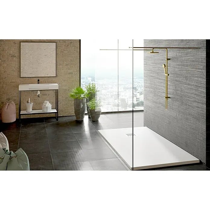 Plato de ducha aligerado Terra - L x An: 80 x 160 cm, Carga mineral, Blanco - Vista detallada de un baño moderno con un elegante plato de ducha y accesorios con aspecto dorado. El baño es elegante y acogedor.