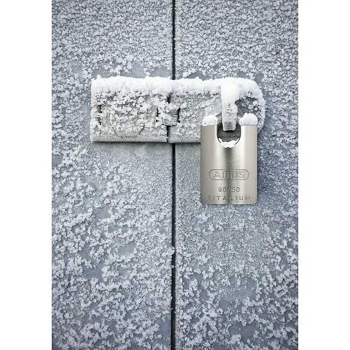 Abus Titalium Candado 96CSTI/50 - An x Al: 50 x 82 mm, 1 ud., Aluminio - Un candado ABUS 90/50 TITALIUM está sujeto a una puerta cubierta de hielo, proporcionando seguridad incluso en condiciones climáticas extremas.