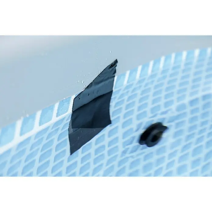 T-Rex Reparaturband Waterproof Tape - Schwarz, 1,5 m x 50 mm - Detailaufnahme einer blauen, wasserdichten Tasche mit Muster, schwarzem Verschluss und Tropfen, die ihre Wasserdichtigkeit demonstrieren.