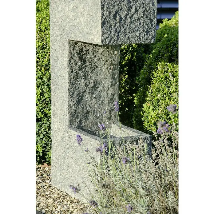 Dobar Gartenbrunnen - 39 x 20,5 x 70 cm, Kunststoff, Grau - Ein moderner Steingartenbrunnen mit sanftem Wasserfall, umgeben von Lavendelbüschen, verleiht jedem Garten eine ruhige Note.