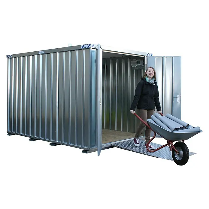 BOS Best of Steel Schnellbaucontainer SC3000-2x2-SZS - 2,1 x 2,1 x 2,1 m, Stahl, Doppeltür - Eine Frau schiebt eine Schubkarre mit Rohren in einen Lagercontainer. Der Container ist aus Metall und hat eine Rampe.