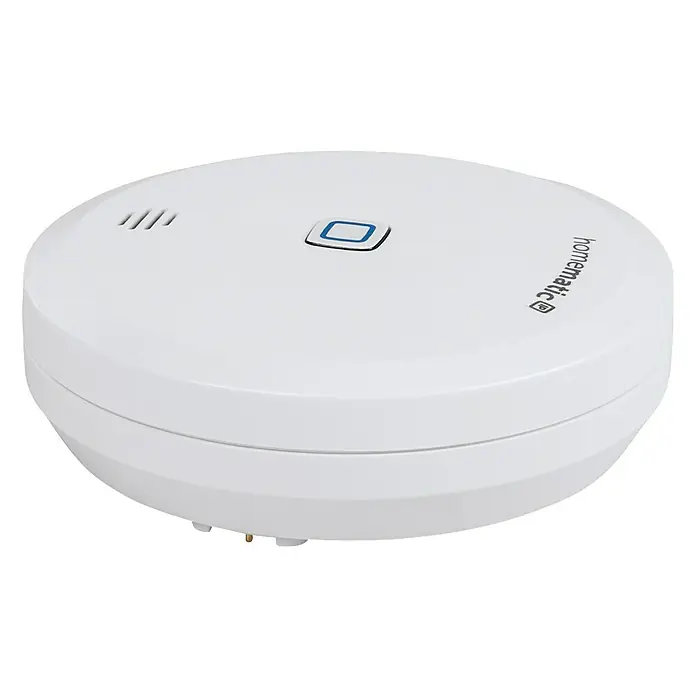 Homematic IP Wassersensor HmIP-SWD - Weiß, Ø x H: 8 x 3 cm, Batteriebetrieben - Das Homematic IP Gerät ist ein runder, weißer Rauchmelder mit einem blauen Knopf in der Mitte und dem Homematic Schriftzug.
