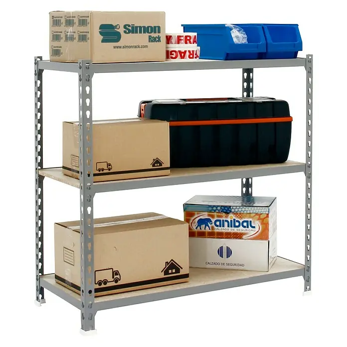 Simonrack Maderclick Metallregal Maderclick Plus - H x B x T: 90 x 100 x 30 cm, Traglast pro Boden: 150 kg, Anzahl Böden: 3 Stk., Stecken, Grau - Ein Regal mit drei Ebenen, beladen mit verschiedenen Kartons, einer Werkzeugkiste und blauen Behältern. Das Regal ist grau und hat weiße Füße.