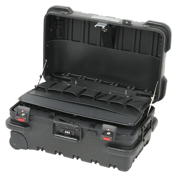 Hepco & Becker Werkzeugkoffer Chicago Case 5510 - L x B x H: 360 x 580 x 270 mm, High Density Polyethylen (HDPE) - Geöffneter schwarzer Werkzeugkoffer mit Rädern und zahlreichen Fächern zur Aufbewahrung. Ideal für Profis, die ihr Werkzeug organisiert transportieren möchten.