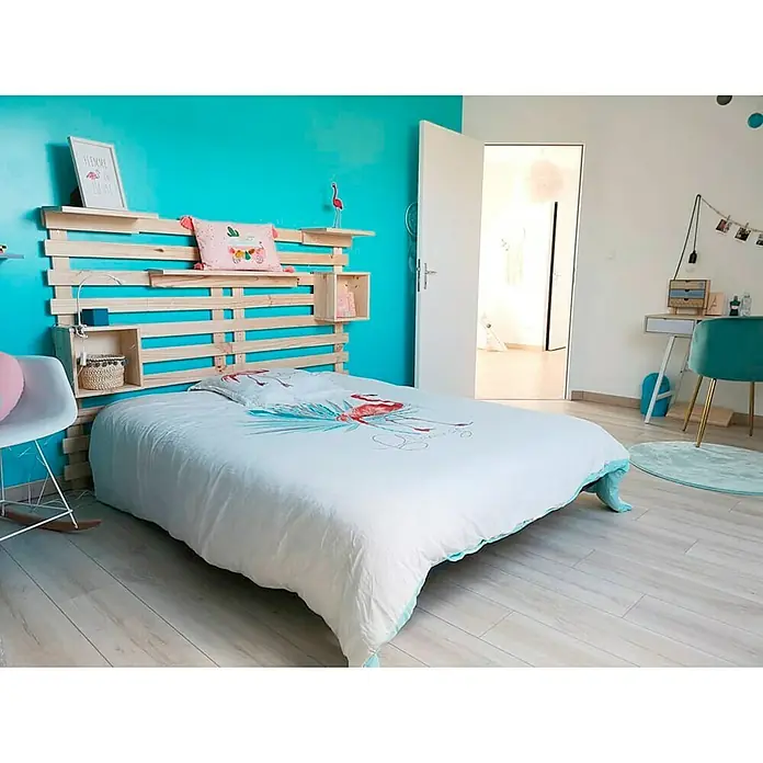 Astigarraga Tetris Estante modular - L x An x Al: 22,5 x 30 x 30 cm, Madera de pino - Dormitorio con cama con cabecero de madera de paleta, funda nórdica de flamenco y pared de acento turquesa para un toque moderno.