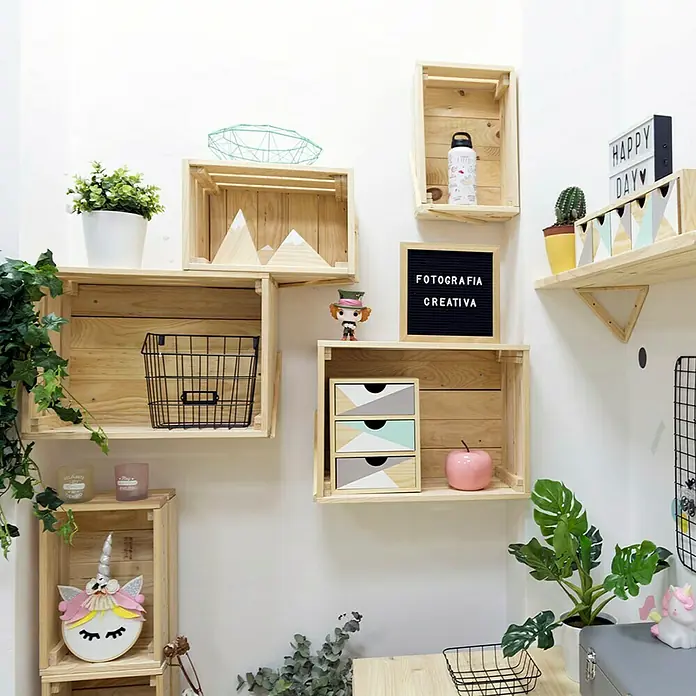 Astigarraga Home Box Holzkiste - L x B x H: 28 x 51,2 x 38,4 cm, Natur - Eine Nahaufnahme einer Wand, die mit mehreren Holzregalen verschiedener Größen und Gegenständen wie Pflanzen, Körben und Dekor geschmückt ist.
