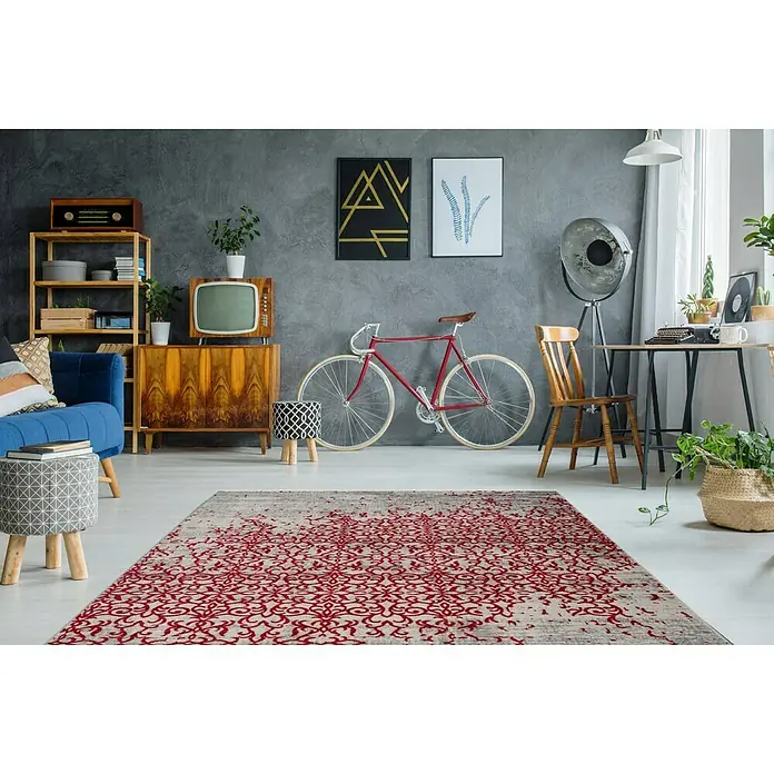 Kayoom Kurzflorteppich Baroque - Grau/Rot, 290 x 200 cm, 100 % Polyester - Ein Wohnzimmer mit einem roten Teppich im orientalischen Stil, der den Raum aufwertet und einen Hauch von Eleganz verleiht.