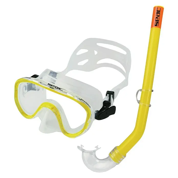 Seac Sub Set de buceo Marina - Apto para: Niños, Plástico, Amarillo - Se muestra una máscara de buceo con borde amarillo con snorkel. La máscara cuenta con vidrio transparente.