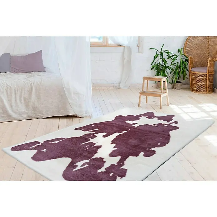 Kayoom Hochflorteppich Kuh - Lilac/Weiß, 160 x 120 cm, 100 % Polyester - Ein moderner Teppich mit abstraktem Design in Pflaumenfarbe auf hellem Grund liegt in einem hellen Raum.