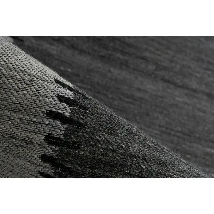 Kayoom Flachgewebeteppich Phoenix - Anthrazit/Grau, 150 x 80 cm, 75 % Wolle - Detailaufnahme eines gewebten grauen Teppichs mit einem subtilen Muster. Ein stilvolles und elegantes Accessoire für jeden Raum.