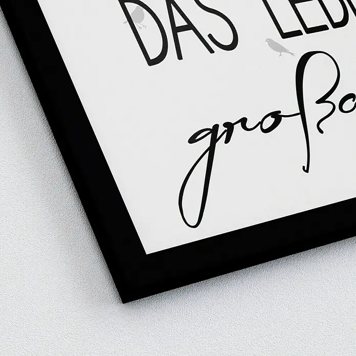 ProArt Bild - Genieße das Leben, B x H: 33 x 43 cm - Nahaufnahme eines gerahmten Kunstdrucks mit dem deutschen Zitat "Das Leben großartig". Schlichtes Design, perfekt für moderne Wohnräume.