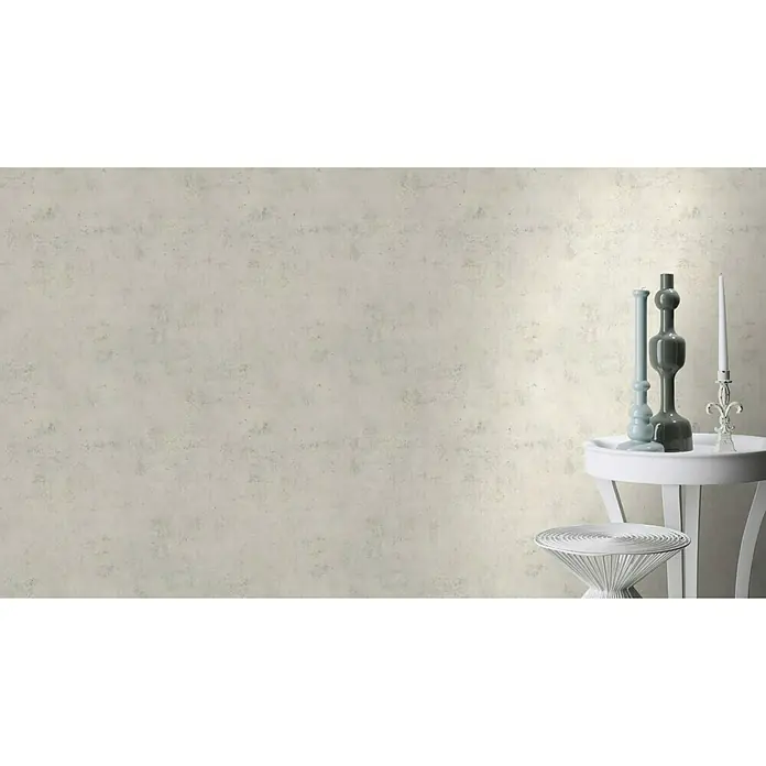 Rasch Vliestapete Beton - Weiß, Betonoptik, 10,05 x 0,53 m - Nahaufnahme einer Tischdekoration mit Kerzenständern und einer Kerze auf einem eleganten weißen Tisch.