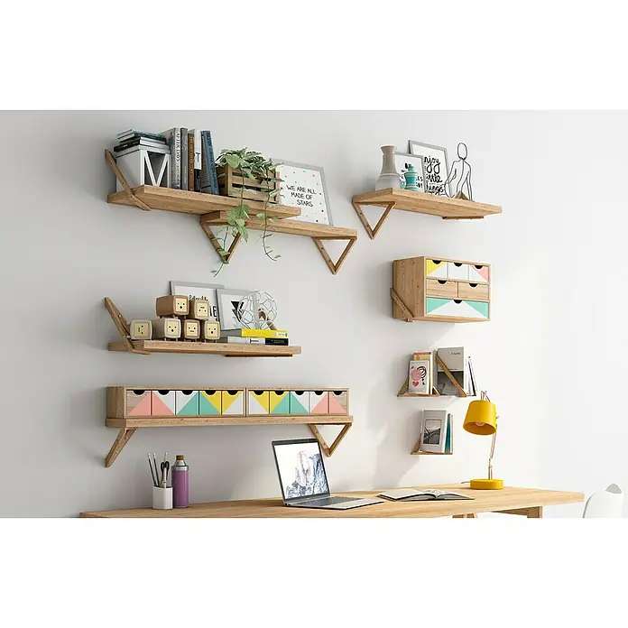 Astigarraga Triangle Soporte de estanterías - L x Al: 30 x 30 cm, Carga soportada: 20 kg, Natural - Estantes de madera de diferentes tamaños y diseños en una pared blanca, que sostienen objetos decorativos y libros.