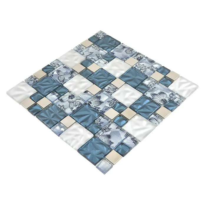 Mosaikfliese Crystal Mix XCM NIKO60 - 30 x 30 cm, Blau/Grau, Glänzend - Detailaufnahme eines eleganten Mosaiks aus blauen, weißen und floralen Elementen, ideal für stilvolle Wandgestaltungen und als dekoratives Highlight.