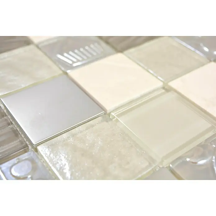 Mosaikfliese Quadrat Crystal XCM 8RK13 - 30 x 30 cm, Beige, Glänzend - Nahaufnahme von quadratischen Mosaikfliesen in verschiedenen Texturen und Farbtönen, ideal für Wandverkleidungen in Bad oder Küche.